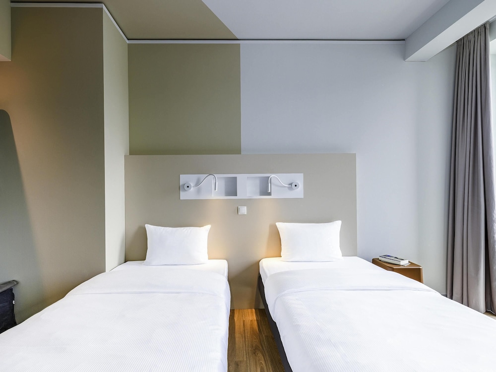Habitación estándar con dos camas individuales del hotel Ibis Budget Bremen City Center. Foto 7