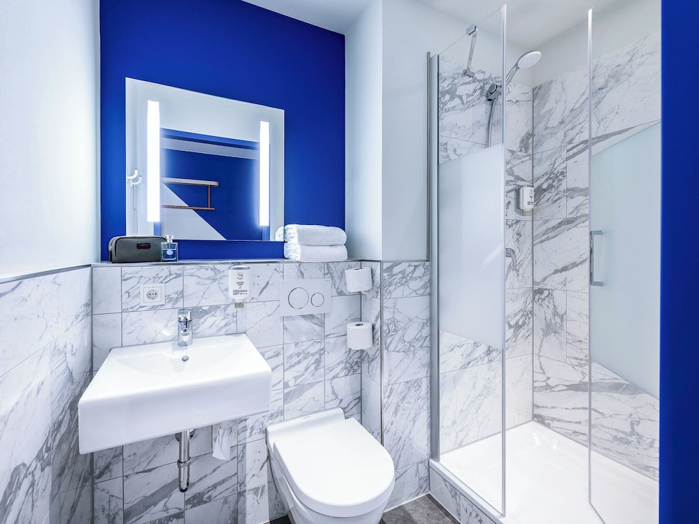Habitación estándar con dos camas individuales del hotel Ibis Budget Bremen City Center. Foto 8