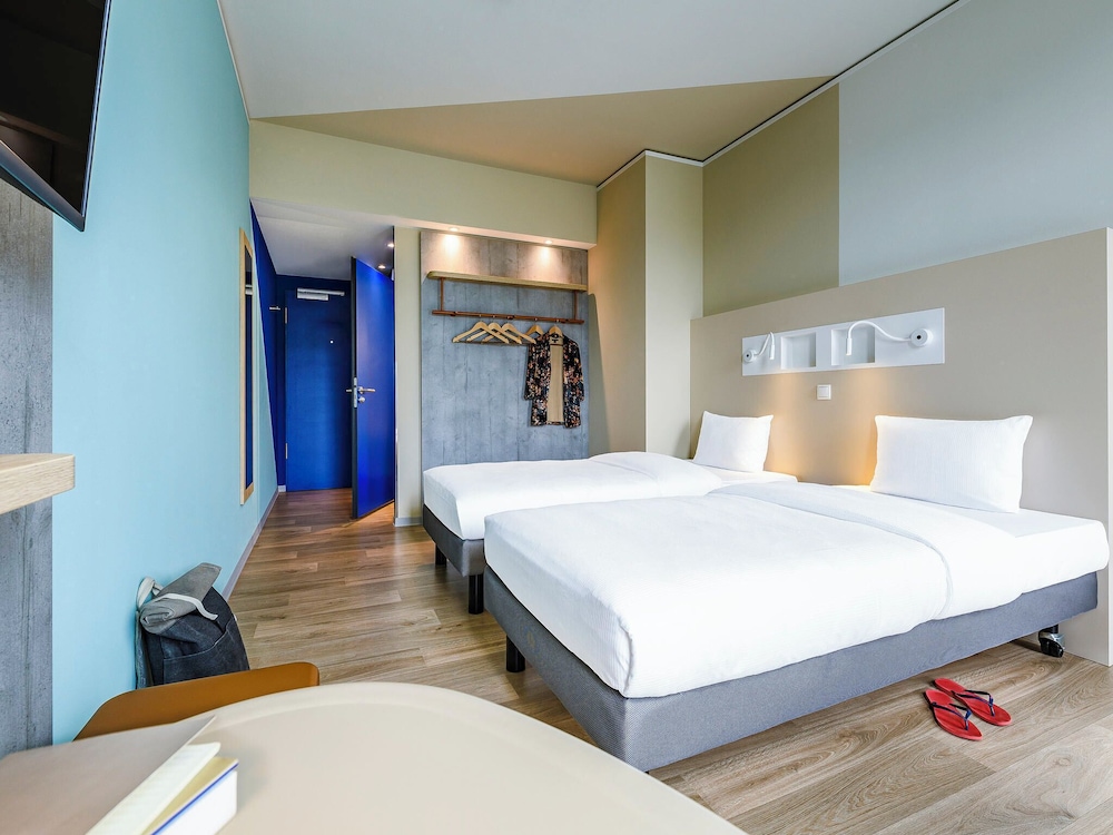 Habitación estándar con 1 cama doble y 1 cama plegable del hotel Ibis Budget Bremen City Center. Foto 5