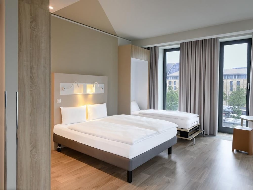 Habitación estándar con 1 cama doble y 1 cama plegable del hotel Ibis Budget Bremen City Center. Foto 6