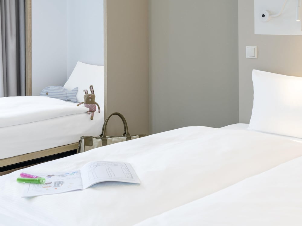 Habitación estándar con 1 cama doble y 1 cama plegable del hotel Ibis Budget Bremen City Center. Foto 7