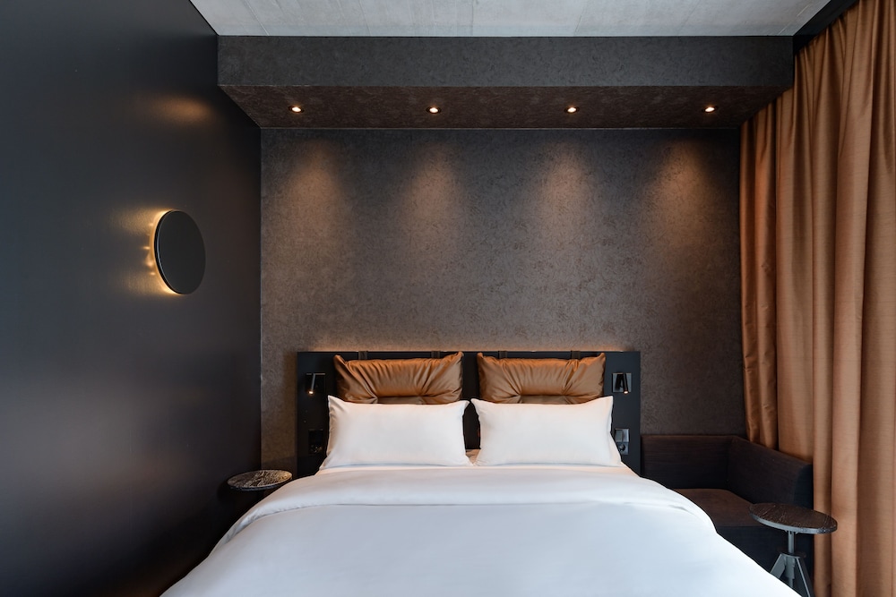 Habitación Doble Estándar ALL con gran cama doble del hotel Ibis Styles Friedrichshafen. Foto 1