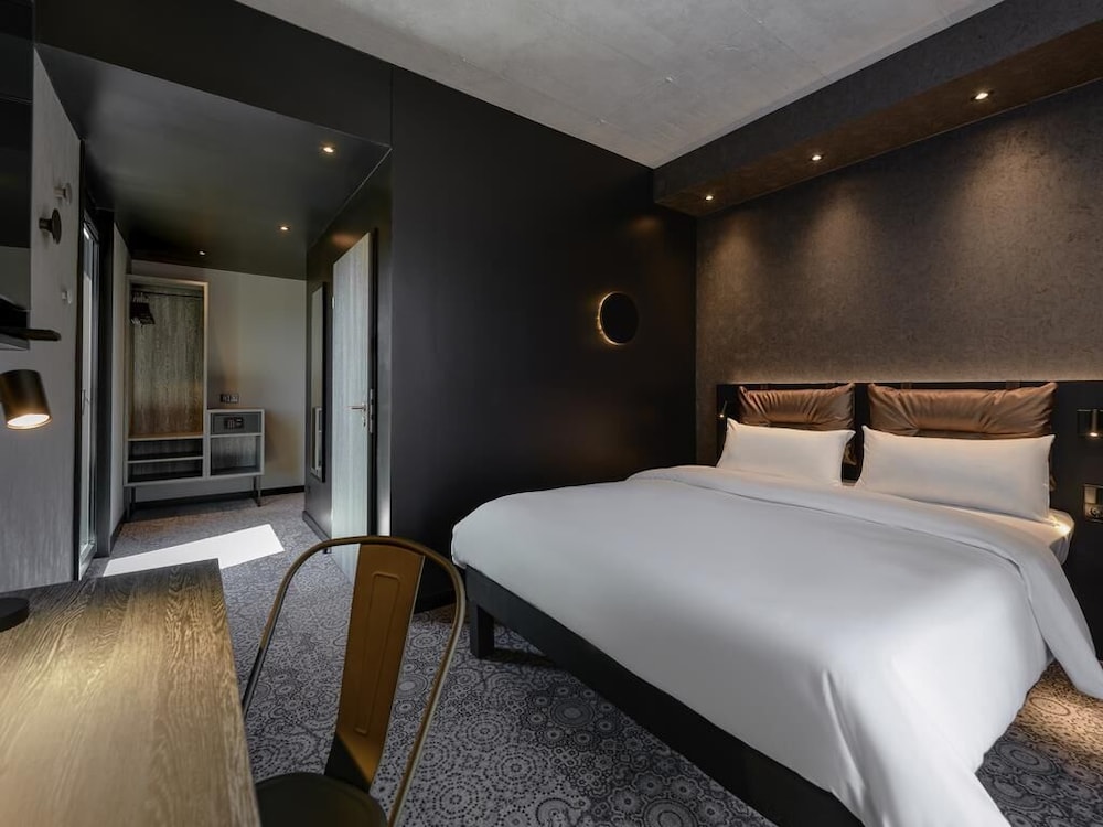 Habitación Doble Estándar ALL con gran cama doble del hotel Ibis Styles Friedrichshafen. Foto 6