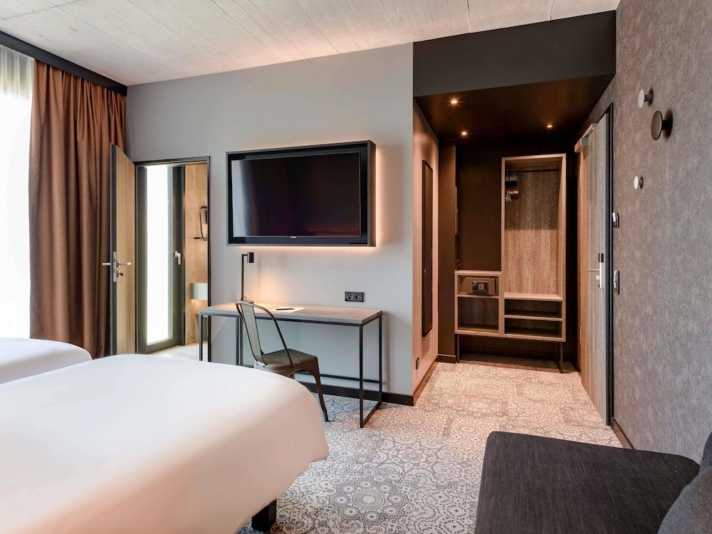 Habitación Doble Estándar ALL con gran cama doble del hotel Ibis Styles Friedrichshafen. Foto 8