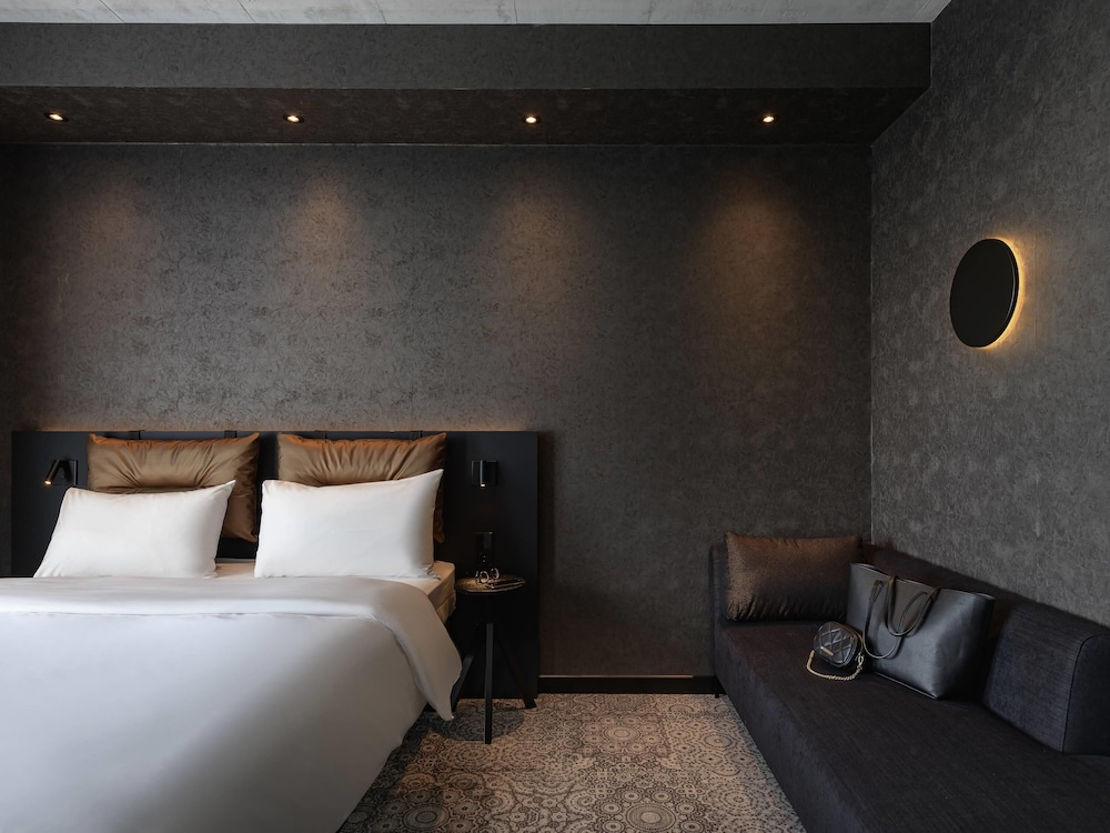 Habitación Doble Confort All Comfort con gran cama doble del hotel Ibis Styles Friedrichshafen