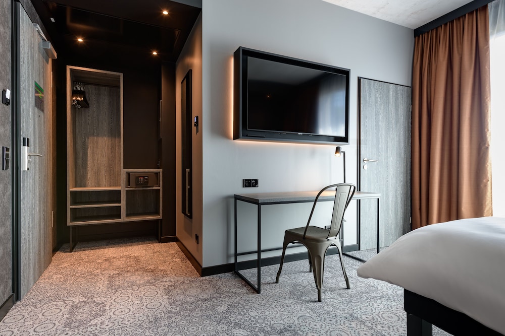 Habitación Doble Confort All Comfort con gran cama doble del hotel Ibis Styles Friedrichshafen. Foto 2