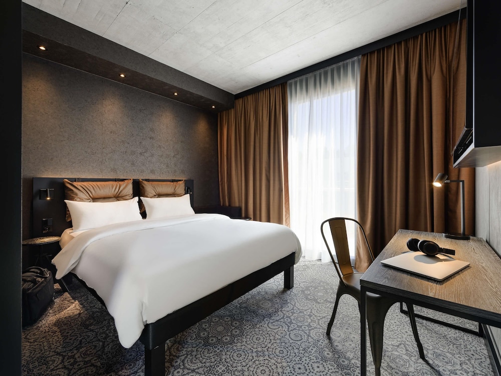 Habitación Doble Confort All Comfort con gran cama doble del hotel Ibis Styles Friedrichshafen. Foto 5