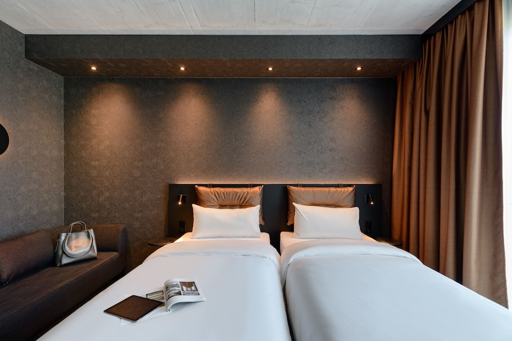 Habitación Gemela Confort All Comfort con dos camas individuales del hotel Ibis Styles Friedrichshafen. Foto 1