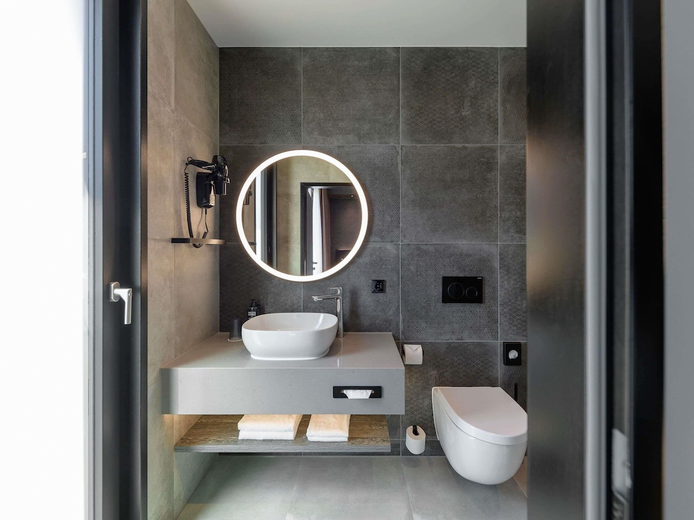 Habitación Gemela Confort All Comfort con dos camas individuales del hotel Ibis Styles Friedrichshafen. Foto 5