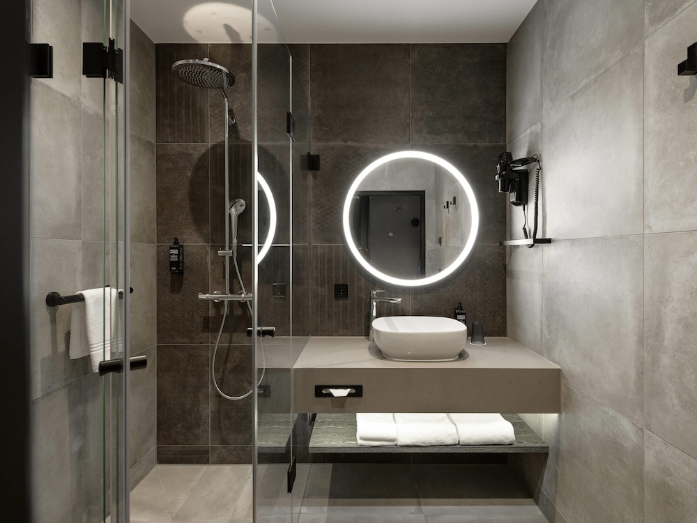 Habitación Gemela Confort All Comfort con dos camas individuales del hotel Ibis Styles Friedrichshafen. Foto 9