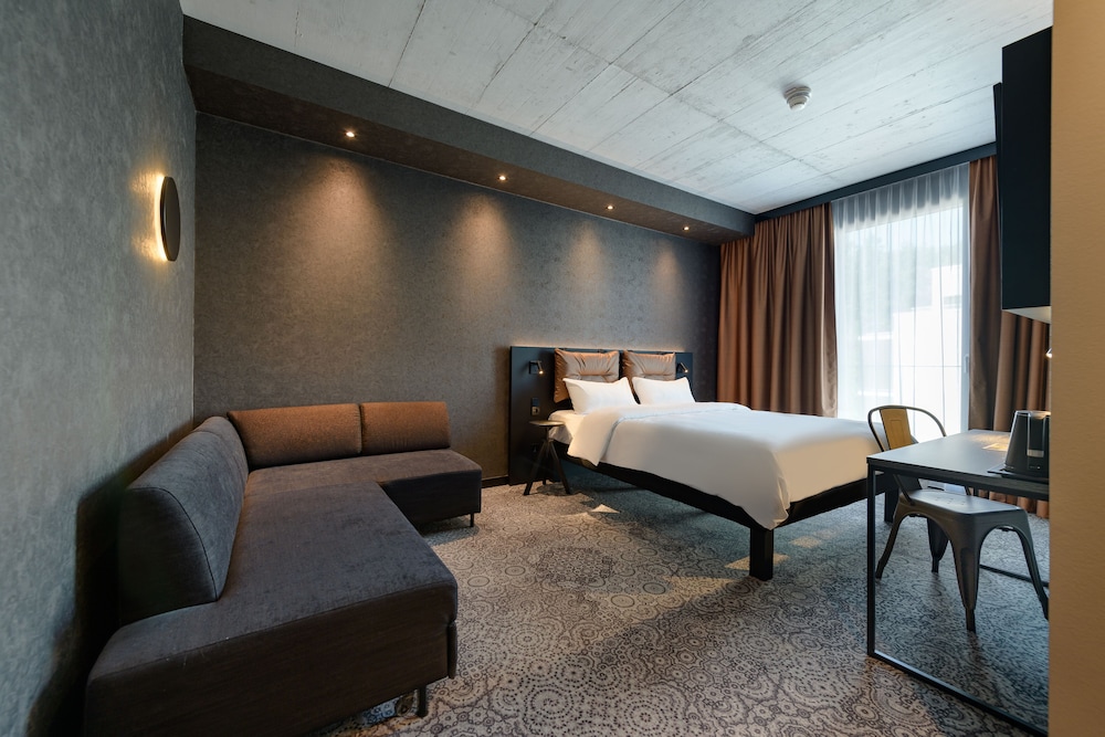 Habitación Familiar Espacio Confort ALL PLUS con cama doble y sofá - cama del hotel Ibis Styles Friedrichshafen. Foto 1