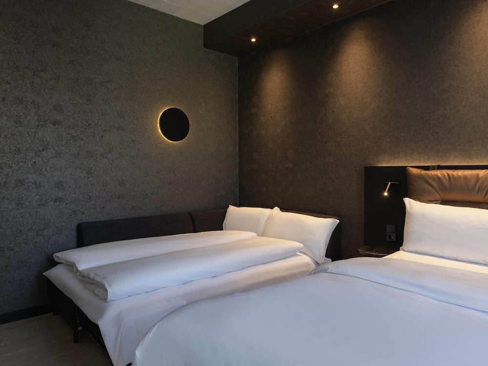 Habitación Familiar Espacio Confort ALL PLUS con cama doble y sofá - cama del hotel Ibis Styles Friedrichshafen. Foto 5