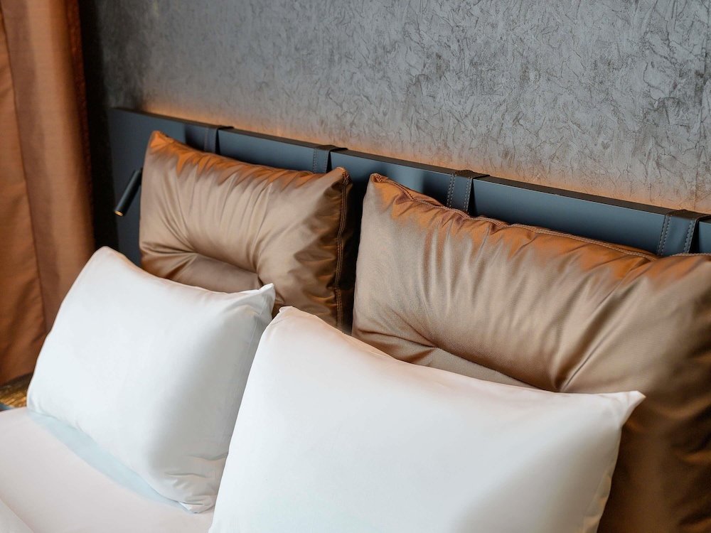 Habitación Confort Espacio Plus ALL con cama doble, sofá - cama y cocina del hotel Ibis Styles Friedrichshafen. Foto 4