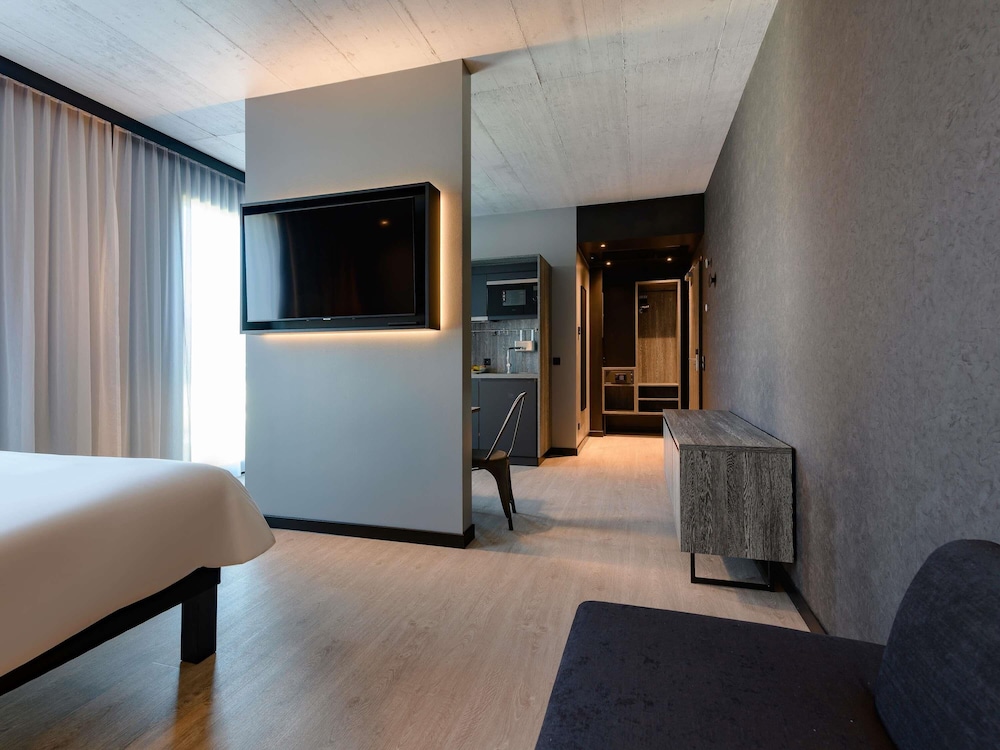 Habitación Confort Espacio Plus ALL con cama doble, sofá - cama y cocina del hotel Ibis Styles Friedrichshafen. Foto 5