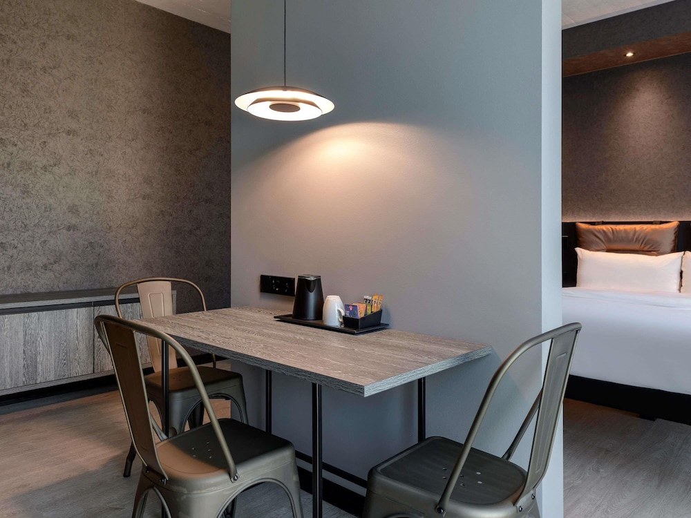 Habitación Confort Espacio Plus ALL con cama doble, sofá - cama y cocina del hotel Ibis Styles Friedrichshafen. Foto 7