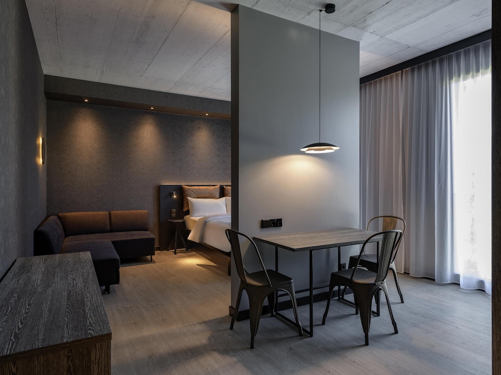 Habitación Confort Espacio Plus ALL con cama doble, sofá - cama y cocina del hotel Ibis Styles Friedrichshafen. Foto 9