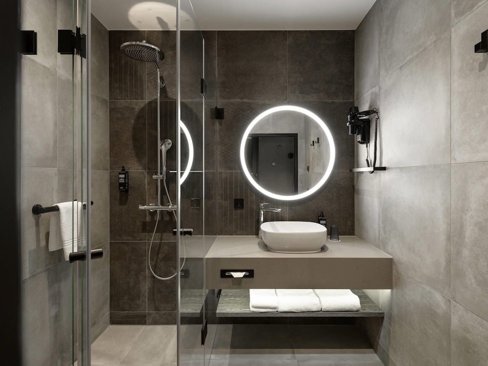 Habitación Gemela Confort All Comfort con dos camas individuales del hotel Ibis Styles Friedrichshafen. Foto 8