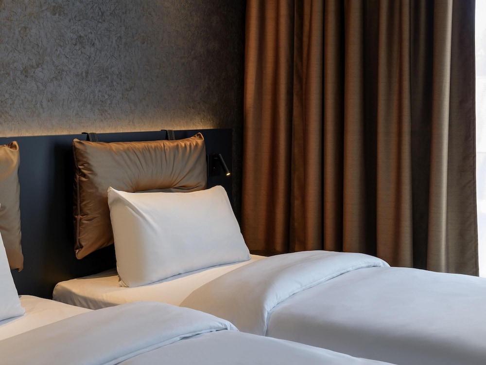 Habitación Gemela Confort All Comfort con dos camas individuales del hotel Ibis Styles Friedrichshafen. Foto 9