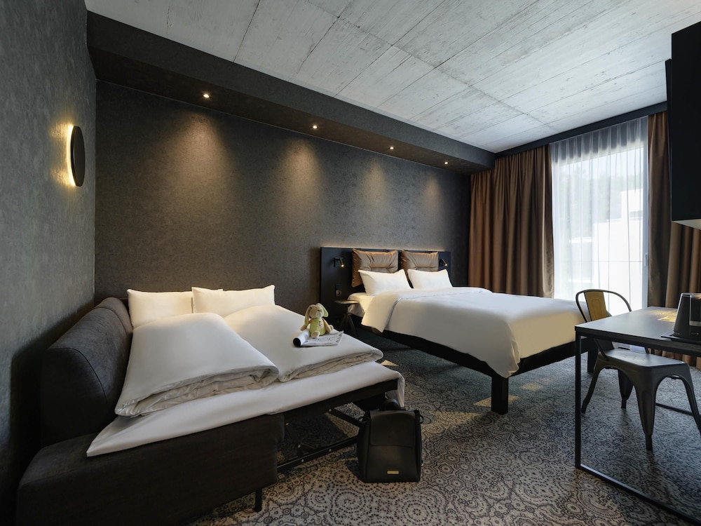 Habitación Familiar Espacio Confort ALL PLUS con cama doble y sofá - cama del hotel Ibis Styles Friedrichshafen. Foto 7