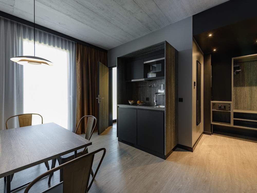 Habitación Confort Espacio Plus ALL con cama doble, sofá - cama y cocina del hotel Ibis Styles Friedrichshafen