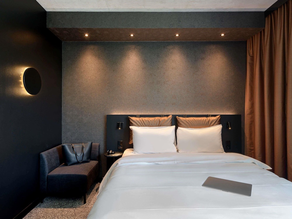 Habitación Confort Espacio Plus ALL con cama doble, sofá - cama y cocina del hotel Ibis Styles Friedrichshafen. Foto 3