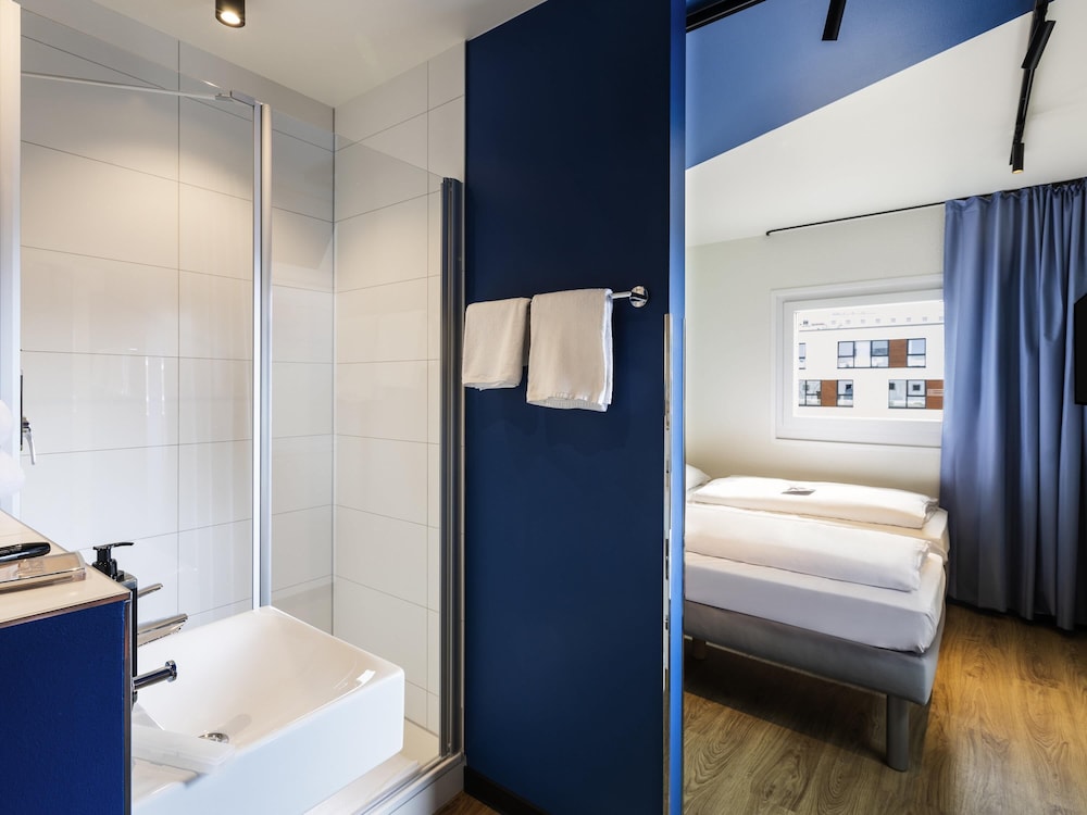 Habitación Doble con Cama supletoria del hotel Ibis Budget Ludwigsburg. Foto 3