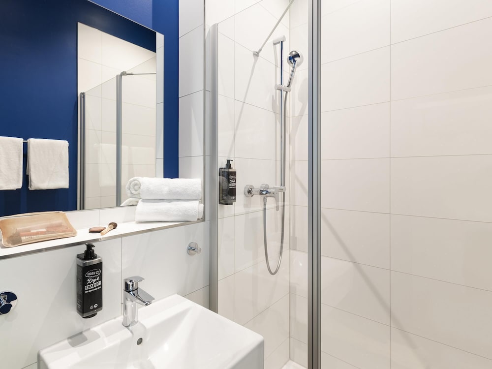 Habitación Doble con Cama supletoria del hotel Ibis Budget Ludwigsburg. Foto 5