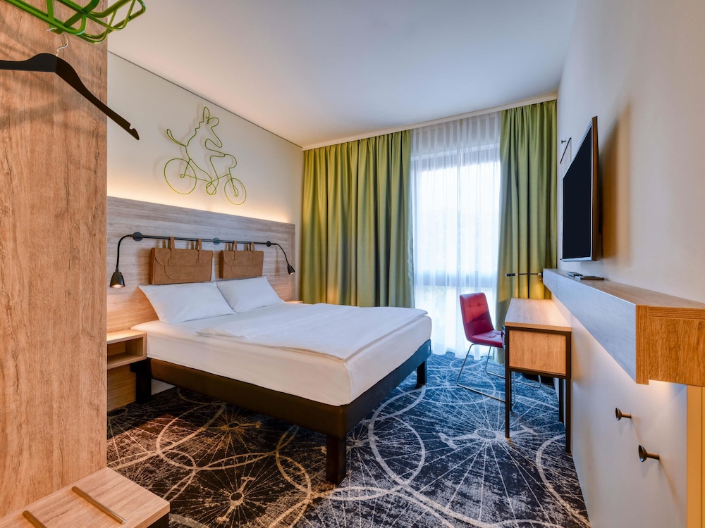 Habitación doble moderna y cómoda con 1 cama doble (180 x 200 cm) del hotel ibis Styles Magdeburg