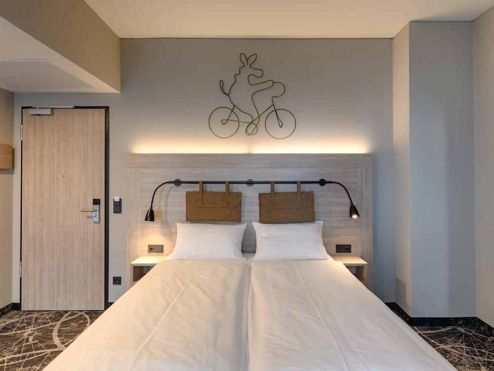 Habitación familiar moderna (aprox. 25 m²), cocina, cama doble y cama plegable del hotel ibis Styles Magdeburg. Foto 3