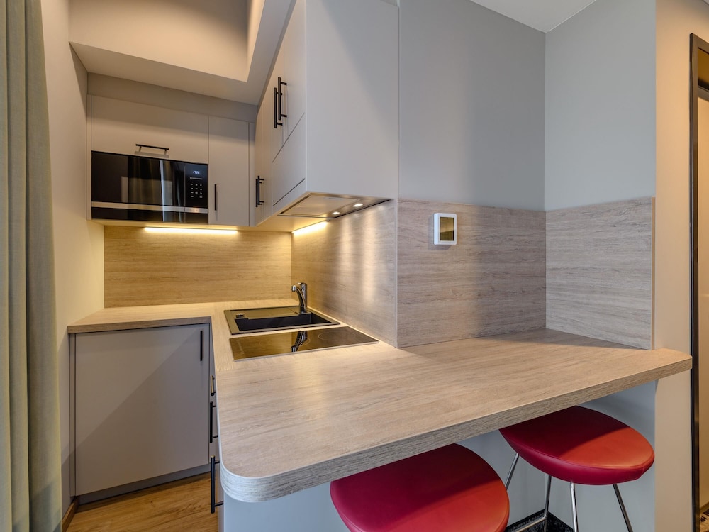 Habitación familiar moderna (aprox. 25 m²), cocina, cama doble y cama plegable del hotel ibis Styles Magdeburg. Foto 6