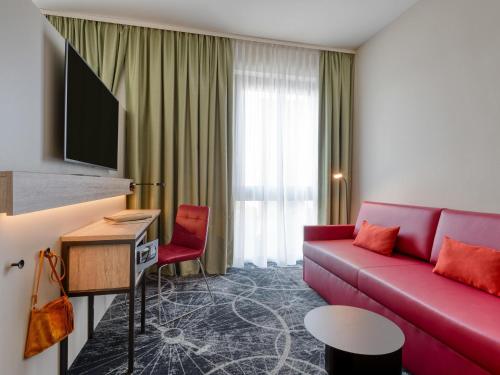 Amplia habitación familiar con 1 cama doble y 1 sofá - cama del hotel ibis Styles Magdeburg. Foto 4