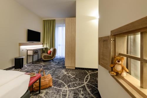 Amplia habitación familiar con 1 cama doble y 1 sofá - cama del hotel ibis Styles Magdeburg. Foto 6