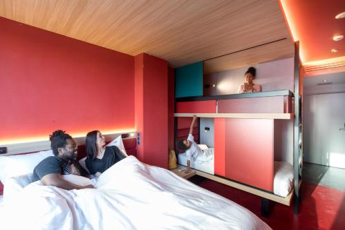 Habitación Cuádruple con baño privado del hotel YOOMA Urban Lodge Tour Eiffel. Foto 3