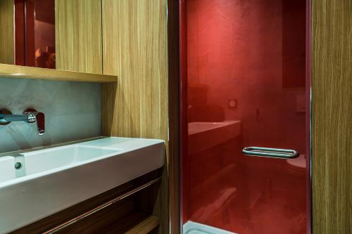 Habitación Familiar con baño privado y vistas al Sena (5 personas) del hotel YOOMA Urban Lodge Tour Eiffel. Foto 4