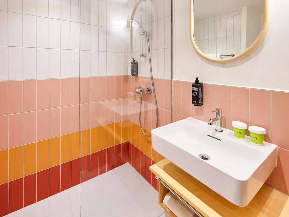 Habitación Estándar con 1 cama doble del hotel ibis Styles Bayreuth. Foto 1