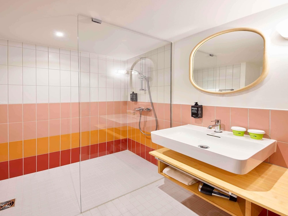 Habitación estándar con 2 camas individuales del hotel ibis Styles Bayreuth. Foto 1