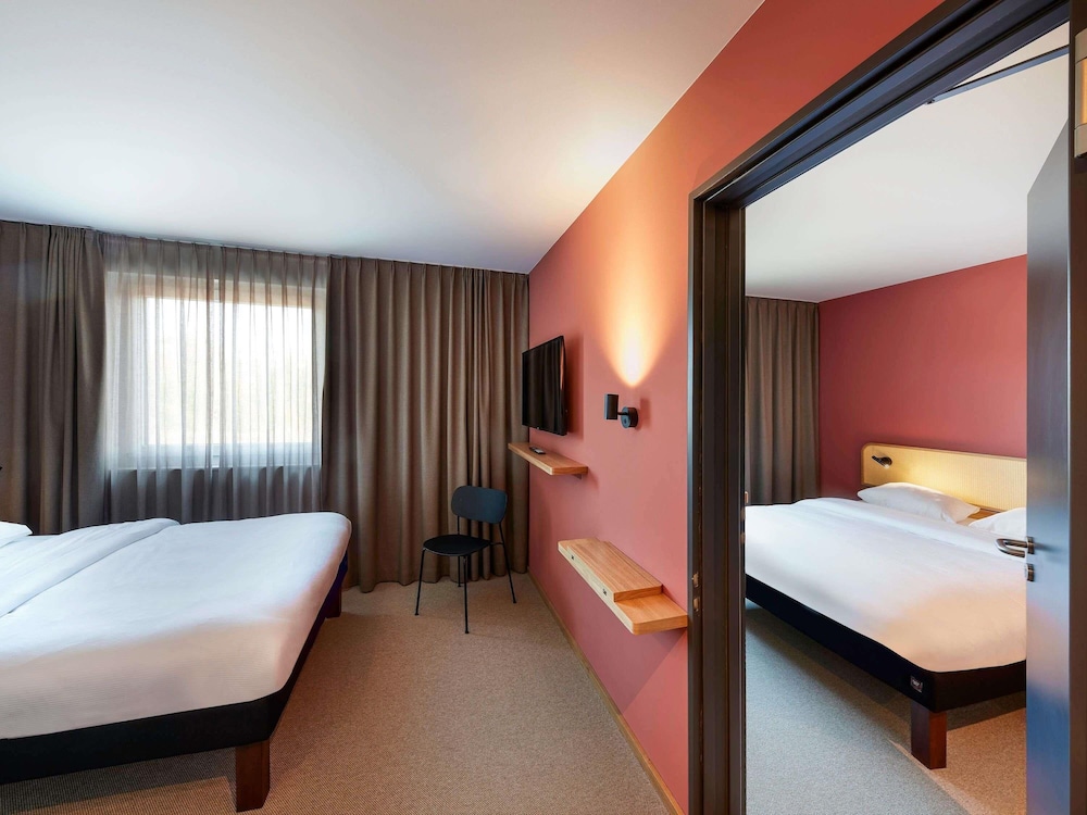 Suite Familiar Estándar con 2 habitaciones comunicadas del hotel ibis Styles Bayreuth. Foto 9