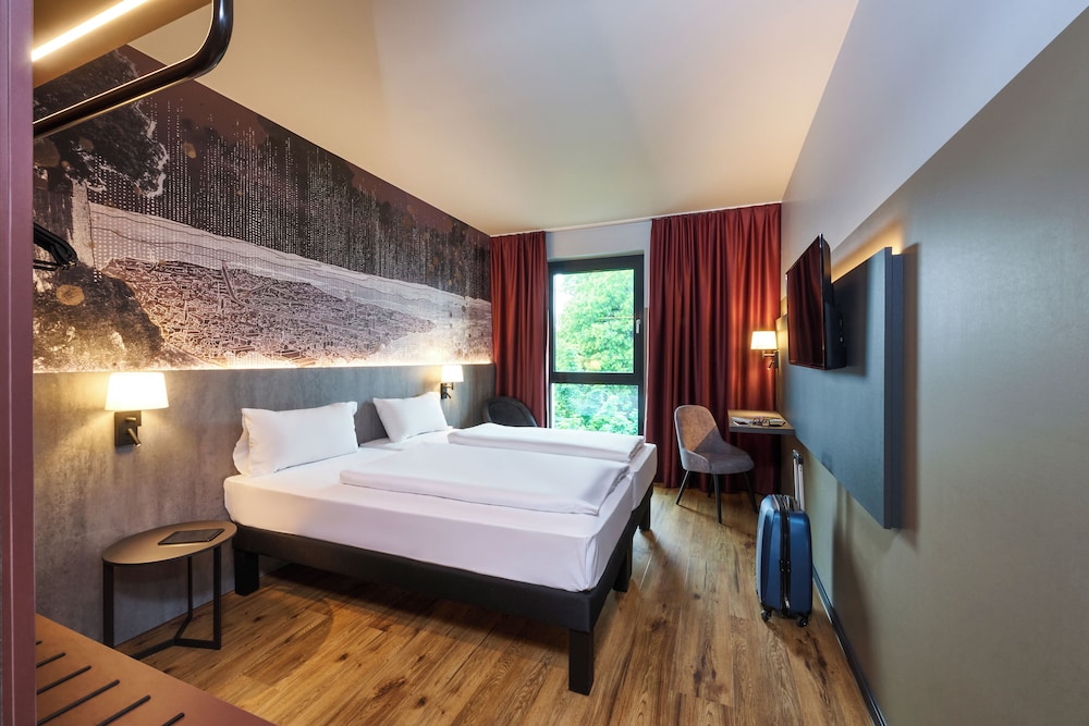 Habitación estándar con cama doble de 160 x 200 cm del hotel Ibis Styles Singen. Foto 2