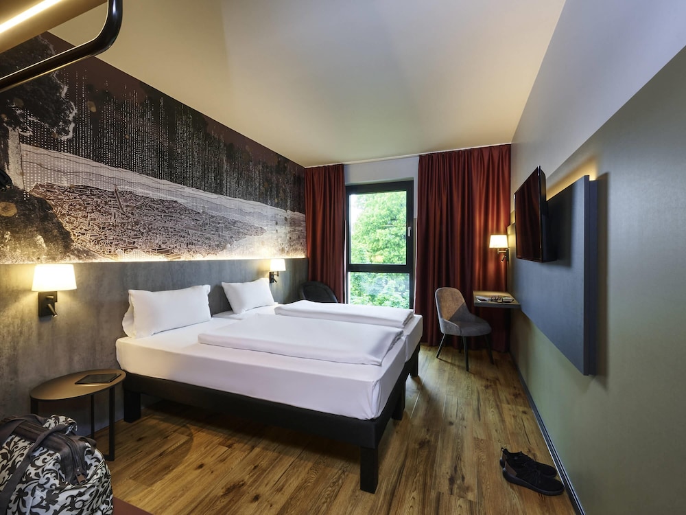 Habitación estándar con cama doble de 160 x 200 cm del hotel Ibis Styles Singen. Foto 5