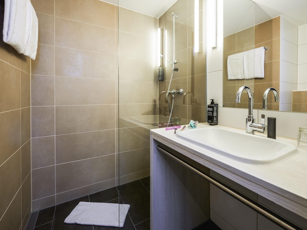 Habitación estándar con cama doble de 160 x 200 cm del hotel Ibis Styles Singen. Foto 6