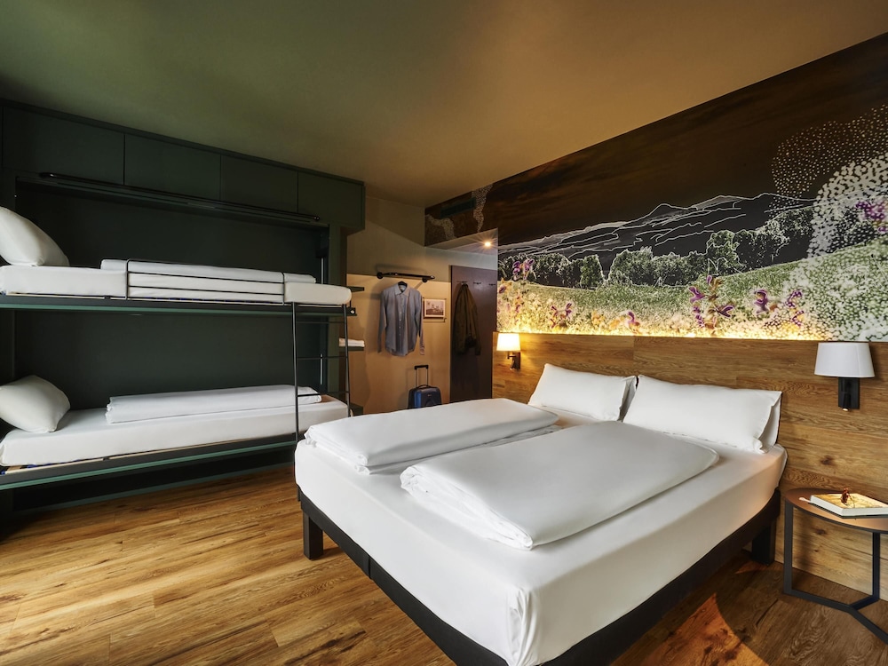 Habitación familiar con cama doble (160 × 200 cm) y litera (máx. 80 kg/175 libras por cama) del hotel Ibis Styles Singen