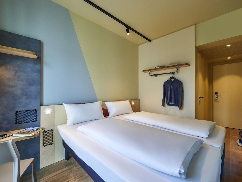 Habitación estándar con cama doble de 150 x 200 cm del hotel Ibis Budget Singen (Opening July 2022). Foto 1