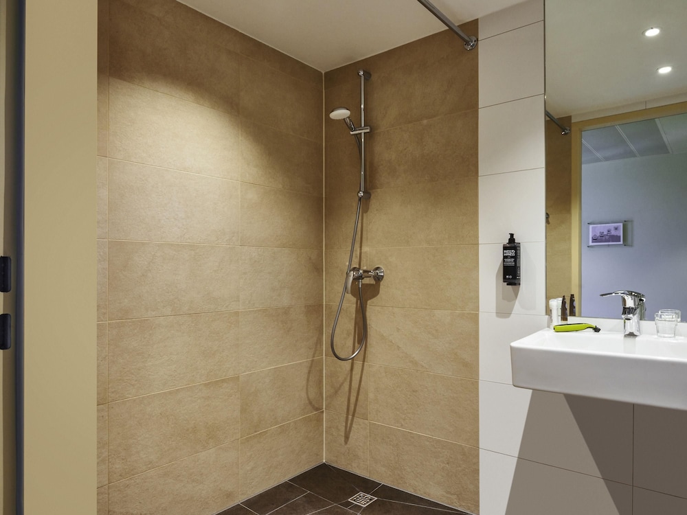 Habitación Estándar Accesible con 1 cama doble del hotel Ibis Budget Singen (Opening July 2022). Foto 1