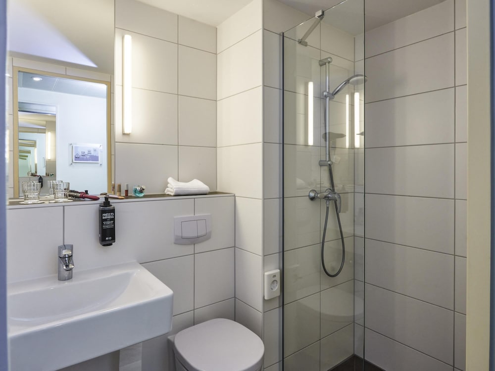 Habitación estándar con dos camas individuales de 90 x 200 cm del hotel Ibis Budget Singen (Opening July 2022). Foto 4