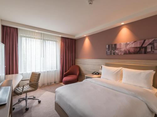 Habitación - No fumadores - Cama grande del hotel Hampton By Hilton Frankfurt City Centre East. Foto 5