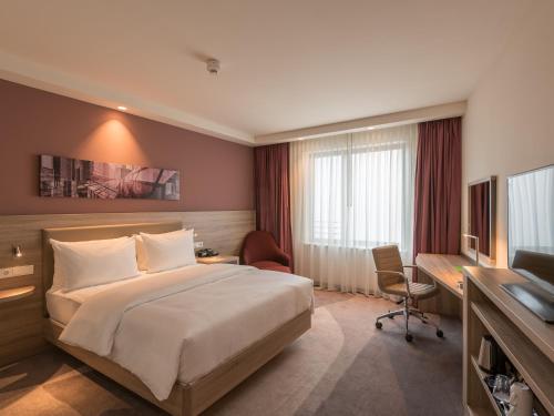 Habitación con cama grande - Adaptada para personas con movilidad reducida - No fumadores del hotel Hampton By Hilton Frankfurt City Centre East. Foto 2