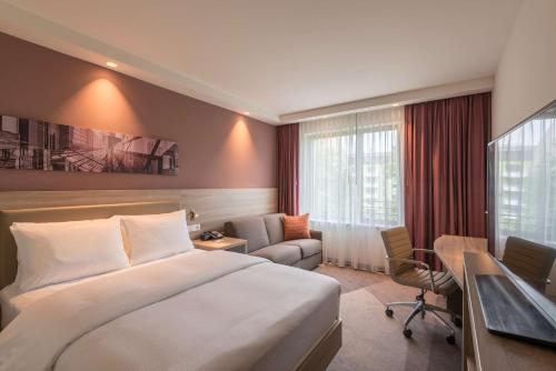 Habitación con cama grande y sofá - No fumadores del hotel Hampton By Hilton Frankfurt City Centre East