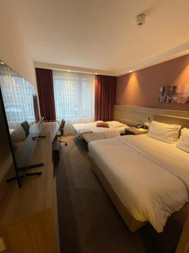 Habitación con cama grande y sofá - No fumadores del hotel Hampton By Hilton Frankfurt City Centre East. Foto 6