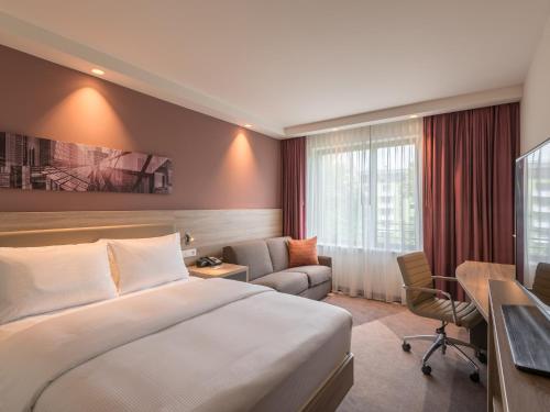 Habitación Familiar Comunicada - 1 cama grande del hotel Hampton By Hilton Frankfurt City Centre East. Foto 4