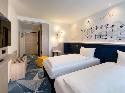 Moderna habitación Comfort con 2 camas individuales (100 x 200 cm) del hotel ibis Styles Bad Reichenhall. Foto 5